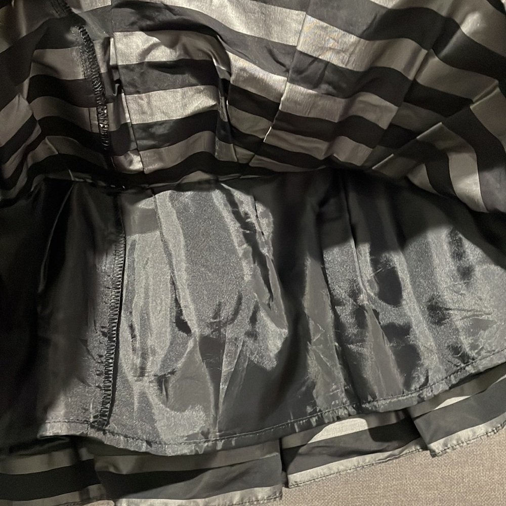 CUE High Waisted Ruffle Metal Grey & Black Skirt - AU8 - Picture 6 of 8